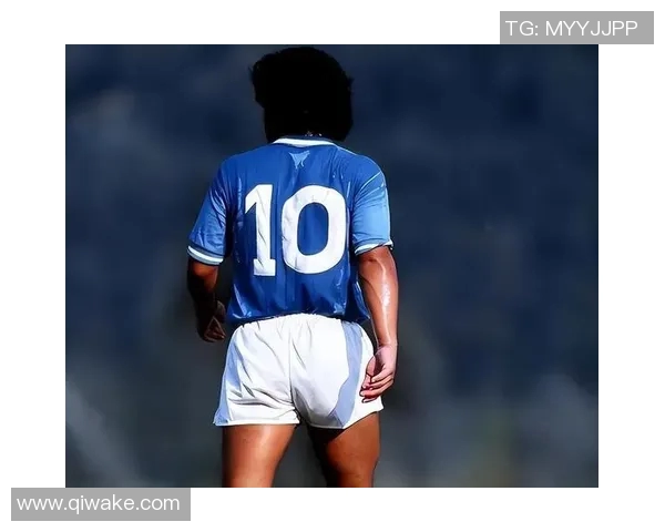 穿蓝色衣服的足球明星是谁他的成就与影响力解析