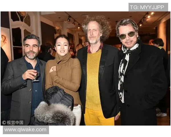 好莱坞明星与足球巨星亲密合影展现跨界魅力与友谊的精彩瞬间